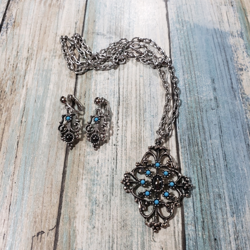 🎉HP🎉Avon Necklace and Earrings Set. - Picture 2 of 14